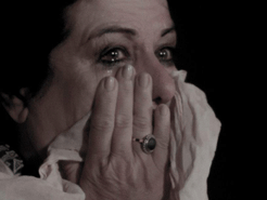 Η παράσταση «Αγγέλα Παπάζογλου» στο θέατρο Βράχων «Άννα Συνοδινού»