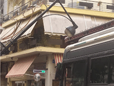 Βύρωνας: Χάρις σε παρκαρισμένο αυτοκίνητο αποφεύχθηκαν τα χειρότερα