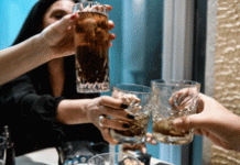 ΥΠΕΣ: Θα σφραγίζονται καταστήματα για αυθαίρετες καταλήψεις δημοσίων χώρων με τραπεζοκαθίσματα