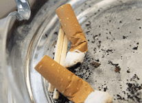 «Τέλος» το τσιγάρο σε καφέ και εστιατόρια: «Σφίγγει ο κλοιός» για τους καπνιστές