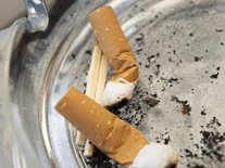 «Τέλος» το τσιγάρο σε καφέ και εστιατόρια: «Σφίγγει ο κλοιός» για τους καπνιστές