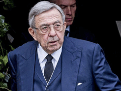 Στελέχη της κυβέρνησης και της Ν.Δ υποκλίνονται στον τέως βασιλιά