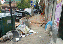 Βύρωνας: Φωτογράφημα από την πόλη. Απροσπέλαστο πεζοδρόμιο