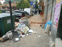 Βύρωνας: Φωτογράφημα από την πόλη. Απροσπέλαστο πεζοδρόμιο