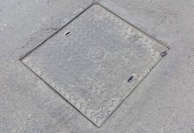 Οι Ελληνικοί σιδηρόδρομοι, κι ένα καπάκι υπονόμου.