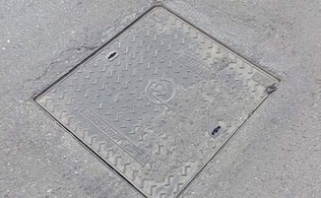 Οι Ελληνικοί σιδηρόδρομοι, κι ένα καπάκι υπονόμου.