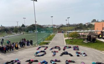 Πολιτικοί, σκάστε, απόψε, ουρλιάζουν οι Μάνες….