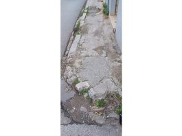 Κατεστραμμένο πεζοδρόμιο Ελλησπόντου και Μαδυτού γωνία