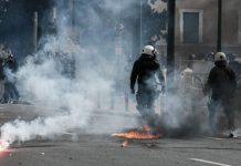 Οι δυνάμεις καταστολής (ΜΑΤ) κατ’ εντολή διέλυσαν για άλλη μια φορά τη μεγάλη συγκέντρωση στο Σύνταγμα