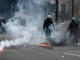 Οι δυνάμεις καταστολής (ΜΑΤ) κατ’ εντολή διέλυσαν για άλλη μια φορά τη μεγάλη συγκέντρωση στο Σύνταγμα