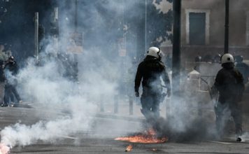 Οι δυνάμεις καταστολής (ΜΑΤ) κατ’ εντολή διέλυσαν για άλλη μια φορά τη μεγάλη συγκέντρωση στο Σύνταγμα