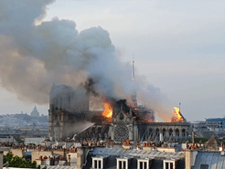 Καμένα ιστορικά κτίρια όπως η Παναγία των Παρισίων διασκορπίζουν επικίνδυνους ρύπους