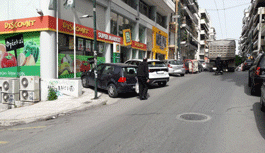 Ενάργεια: Χρόνια παράνομη και επικίνδυνη κατάληψη πεζοδρομίου