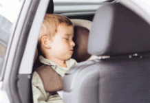 Παιδιά ξεχασμένα σε ΙΧ: Έτσι θα καταλάβετε ότι παθαίνουν θερμοπληξία