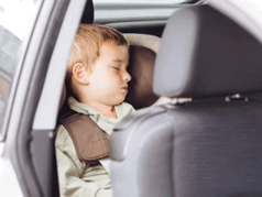 Παιδιά ξεχασμένα σε ΙΧ: Έτσι θα καταλάβετε ότι παθαίνουν θερμοπληξία