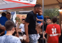 Στο Βύρωνα , στην ταβέρνα «ΤΖΙΜΗΣ» ο Γιάννης Αντετοκούνμπο