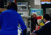 O πληθωρισμός πέφτει, η ακρίβεια στα ράφια καλπάζει