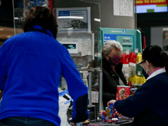 O πληθωρισμός πέφτει, η ακρίβεια στα ράφια καλπάζει