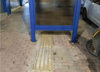 ΒΥΡΩΝΑΣ: Στέγαστρο στάσης λεωφορείων εμποδίζει την διέλευση των ΑμΕΑ