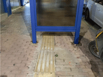 ΒΥΡΩΝΑΣ: Στέγαστρο στάσης λεωφορείων εμποδίζει την διέλευση των ΑμΕΑ