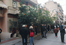ΒΥΡΩΝΑΣ : Μπλόκο αλληλέγγυων σε έξωση ηλικιωμένης
