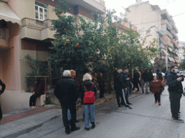 ΒΥΡΩΝΑΣ : Μπλόκο αλληλέγγυων σε έξωση ηλικιωμένης