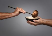 ΒΥΡΩΝΑΣ: Άνθρωποι με ευαισθησίες συνεχίζουν να προσφέρουν στον συνάνθρωπο