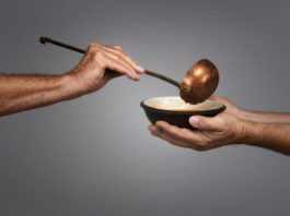 ΒΥΡΩΝΑΣ: Άνθρωποι με ευαισθησίες συνεχίζουν να προσφέρουν στον συνάνθρωπο