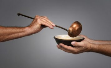 ΒΥΡΩΝΑΣ: Άνθρωποι με ευαισθησίες συνεχίζουν να προσφέρουν στον συνάνθρωπο