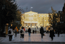 Το 2024 έφτασε με «εκτόξευση» κρουσμάτων κορονοϊού… και όχι μόνο, ουρές σε νοσοκομεία και φαρμακεία