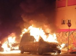 Εμπρηστική επίθεση στου Ζωγράφου: Στις φλόγες σχολικά, ΙΧ και μοτοσικλέτες
