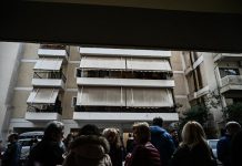 ΒΥΡΩΝΑΣ: Γυναίκα απειλούσε ότι θα αυτοκτονήσει προκειμένου να μην της πάρουν το σπίτι (Εικόνες και βιντεο)