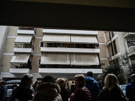 ΒΥΡΩΝΑΣ: Γυναίκα απειλούσε ότι θα αυτοκτονήσει προκειμένου να μην της πάρουν το σπίτι (Εικόνες και βιντεο)