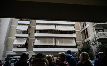 ΒΥΡΩΝΑΣ: Γυναίκα απειλούσε ότι θα αυτοκτονήσει προκειμένου να μην της πάρουν το σπίτι (Εικόνες και βιντεο)