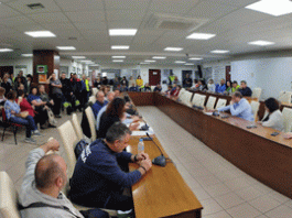 ΒΥΡΩΝΑΣ: Νέα συγκέντρωση των εργαζομένων στο δημαρχείο