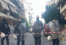 ΒΥΡΩΝΑΣ: Πραγματοποιήθηκε βίαιη έξωση άνεργης γυναίκας στην οδό Βρυούλων 19 με τη συνδρομή της αστυνομίας (ΦΩΤΟ)