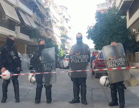 ΒΥΡΩΝΑΣ: Πραγματοποιήθηκε βίαιη έξωση άνεργης γυναίκας στην οδό Βρυούλων 19 με τη συνδρομή της αστυνομίας (ΦΩΤΟ)