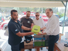 Παράδοση από το Δήμαρχο Βύρωνα ενός απινιδωτή (ΚΑΡΠΑ) και ενός ανεμιστήρα υδρονέφωσης στο Πυροφυλάκιο Βύρωνα