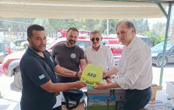 Παράδοση από το Δήμαρχο Βύρωνα ενός απινιδωτή (ΚΑΡΠΑ) και ενός ανεμιστήρα υδρονέφωσης στο Πυροφυλάκιο Βύρωνα