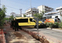 Βύρωνας: Σχολικό λεωφορείο έπεσε σε τάφρο εργασιών φυσικού αερίου