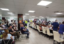 ΒΥΡΩΝΑΣ: Μαζική συγκέντρωση των εργαζομένων στο δημαρχείο της πόλης