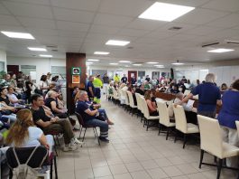 ΒΥΡΩΝΑΣ: Μαζική συγκέντρωση των εργαζομένων στο δημαρχείο της πόλης