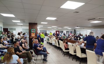 ΒΥΡΩΝΑΣ: Μαζική συγκέντρωση των εργαζομένων στο δημαρχείο της πόλης