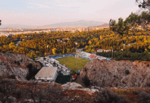 Καισαριανή: Ποδόσφαιρο μέσα στα βράχια: Η μοναδική ιστορία πίσω από το πιο εντυπωσιακό γήπεδο της Ελλάδας