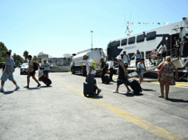 «Η Ελλάδα έχει γίνει η Ταϊλάνδη της Ευρώπης»: Ο Guardian για τις χαμένες διακοπές των Ελλήνων