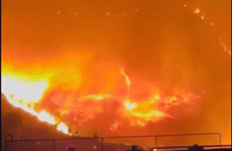 Φωτιά στη Βορειοανατολική Αττική: Εικόνες βιβλικής καταστροφής – Πύρινος ανεμοστρόβιλος στο γήπεδο του Διονύσου