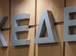 Στην “πυρά” των σκουπιδιών καίγονται δήμοι και κυβέρνηση