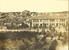 ΒΥΡΩΝΑΣ: 100 ΧΡΟΝΙΑ 1ο Δημοτικό Σχολείο 1924 – 2024. Εκδήλωση τιμής και μνήμης στον αύλειο χώρο του σχολείου