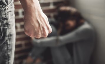 Eνδοοικογενειακή βία: Πάνω από 15.000 γυναίκες θύματα μέσα στο 2024