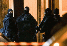 Παγκράτι: Έρευνα της Αντιτρομοκρατικής σε σπίτι – Βρέθηκαν όπλα και εκρηκτικά